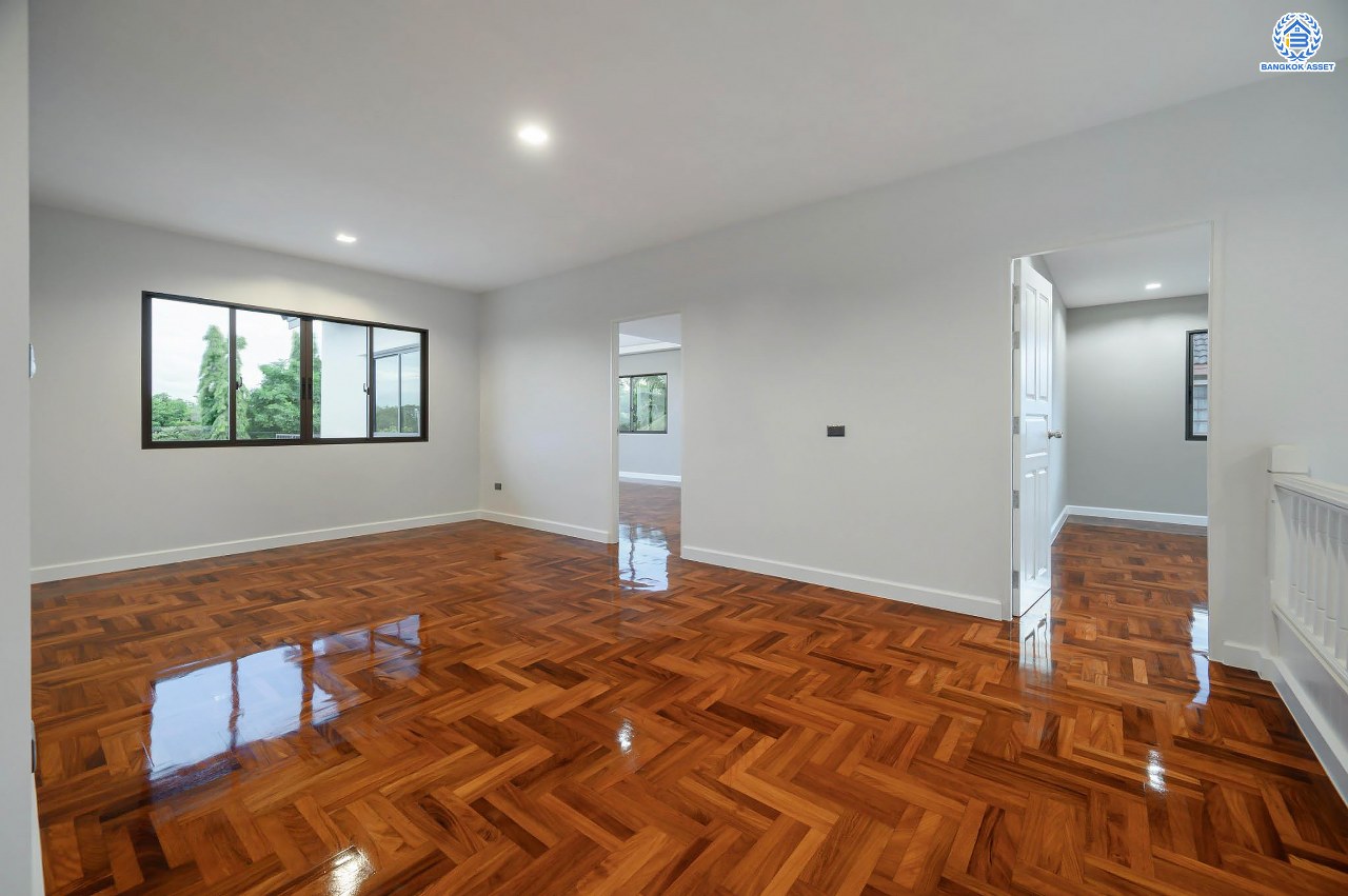 บ้านเดี่ยวฟิลคฤหาสน์มือสองตกแต่งใหม่ แบรนด์ LH ดีไซน์สุดหรูหรา โครงการ ลดาวัลย์ ปิ่นเกล้า เนื้อที่ 214 ตร.ว. บนพื้นที่ใช้สอยถึง 553.48 ตร.ม. ฟังก์ชันจัดเต็ม 4 ห้องนอน 5 ห้องน้ำ 1 ห้องอเนกประสงค์ 1 ห้องแม่บ้าน จอดรถได้ถึง 2 คัน ทำเลติดถนนบรมราชชนนี เชื่อมต่อหลายเส้นทาง ใกล้มหาวิทยาลัยมหิดล และเซ็นทรัลศาลายา